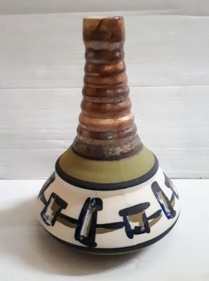 כד חרסה בעל צוואר ארוך 
גובה 25 ס"מ