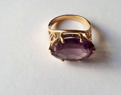 טבעת זהב 14K משובצת אבן אמטיסט מרכזית ו-10 נקודות יהלומים 
משקל: 15 גרם 
מידה: 7, 8 (14.5)