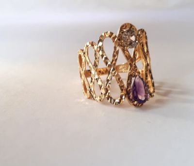 טבעת מעצבים זהב 14K 
משובצת באבן אמטיסט ויהלום בליטוש ישן 35 נקודות 
משקל: 13 גרם 
מידה: 7, 8 (14)