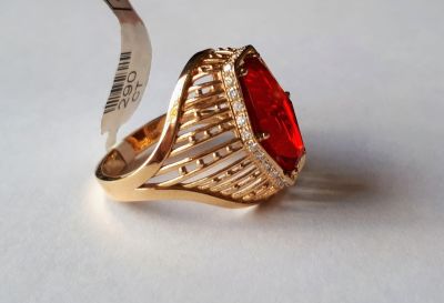 טבעת מעצבים זהב 18K 
משובצת באבן רובי לייט וובהיקף יהלומים ברמת ניקיון גבוהה 
גודל אבן 