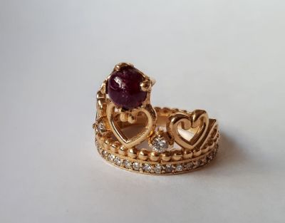 טבעת מעצבים זהב 14K 
משובצת באבן רובי אמיתית וחצי קרט יהלומים 
גודל אבן רובי: 6X6מ"מ 