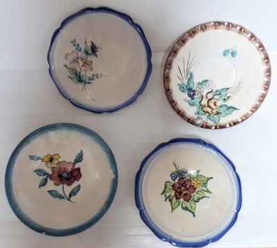 לוט 4 צלחות כנראה פלקרמיק דוגמת פרחים 
שלמות 
ציור עבודת יד 
קוטר: 