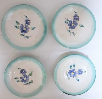 לוט 4 צלחות כנראה פלקרמיק דוגמת פרחים 
שלמות 
ציור עבודת יד 
קוטר: 16 ס"מ 