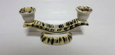 פמוט דו קני תוצרת אבנית (פלקרמיק) בגווני צהוב ושחור חתום 
מידות: 
אורך: 19 ס"מ 
גובה: 9.5 ס"מ