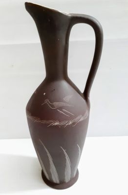 כד קרמיקה ישראלית בעל ידית בצבע חום, תוצרת לפיד בדוגמת ציפורים בהקף
כולל בול מס קניה
גובה: 26 ס"מ