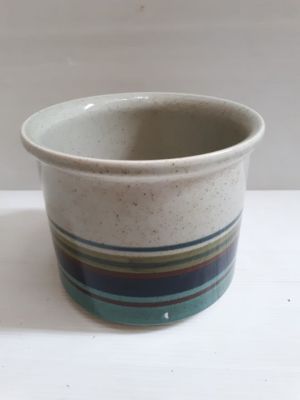 כד / פלנטר תוצרת לפיד חתום כולל חתימת אמן
פגם ייצור זעיר (מצולם) 
מידות: 
קוטר: 14 ס"מ 
גובה: 