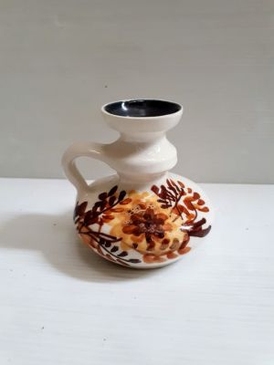 כד קטן בעל ידית ציור יד של פרח, תוצרת לפיד 
חתום כולל חתימת אמן 
מידות: 
גובה: 8 ס"מ 
קוטר: 9 ס"מ