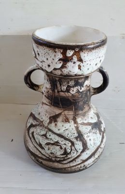 כד תוצרת חרסה באר שבע בעל 2 ידיות חתום 
מידות: 
קוטר בסיס: 19 ס"מ 
גובה: 27 ס"מ