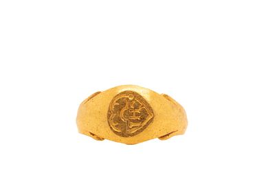 A Byzantine Gold Signet Ring with an Engraved Inscription. This Byzantine gold signet ring 