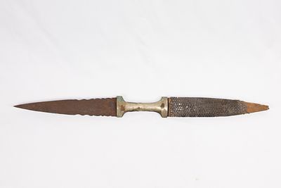 **NO RESERVE** An Indo-Persian Double-Edged Serrated Dagger with Sheath. An Indo-Persian 