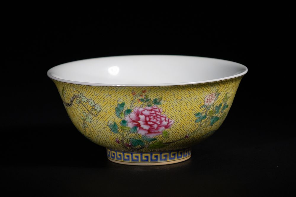 A Chinese Famille Rose Yellow-Ground Bowl, Kangxi Mark. A polychrome porcelain bowl with a deep 