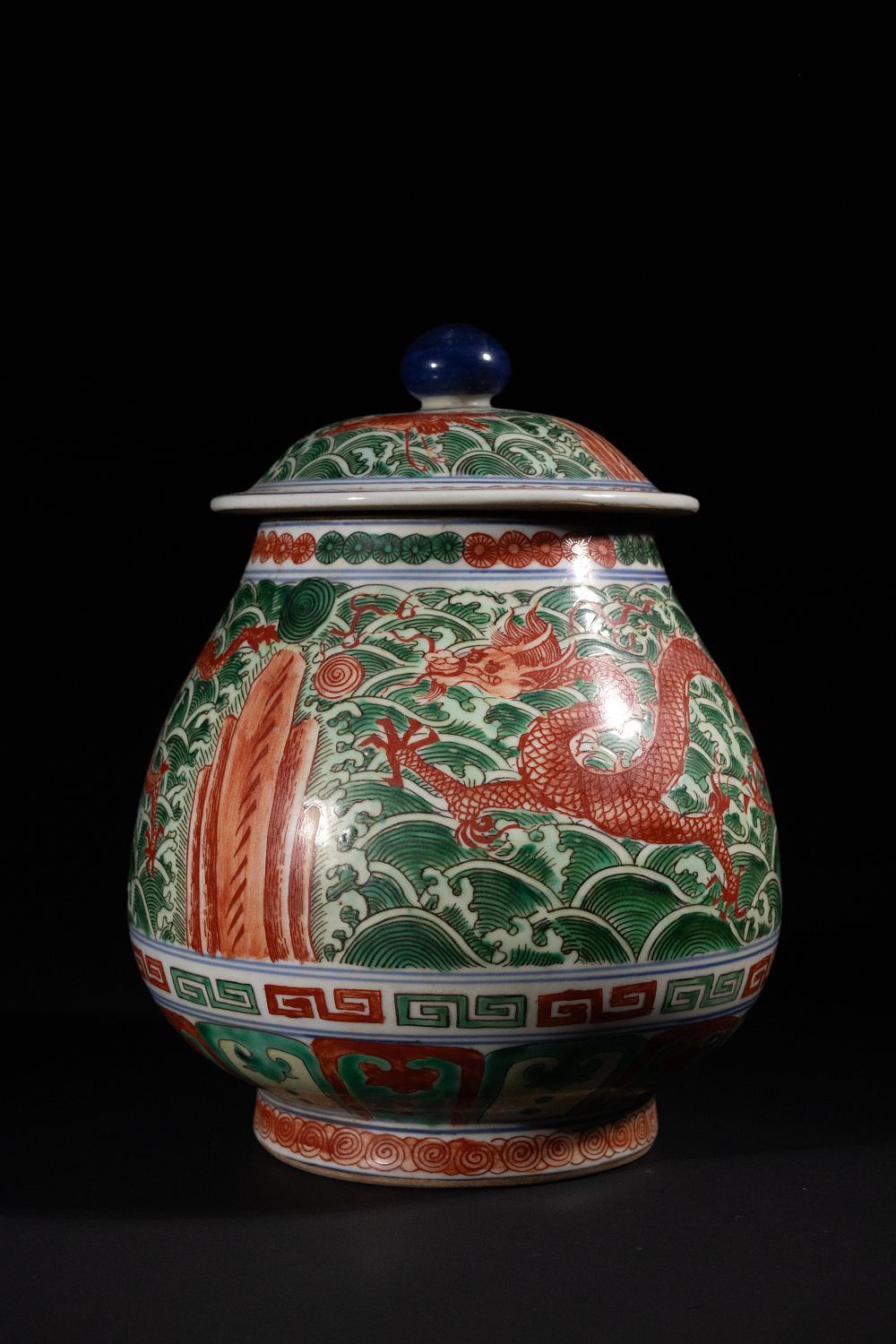A Chinese Wucai Porcelain Dragon Jar with Lid, featuring a globular body and a domed lid topped 