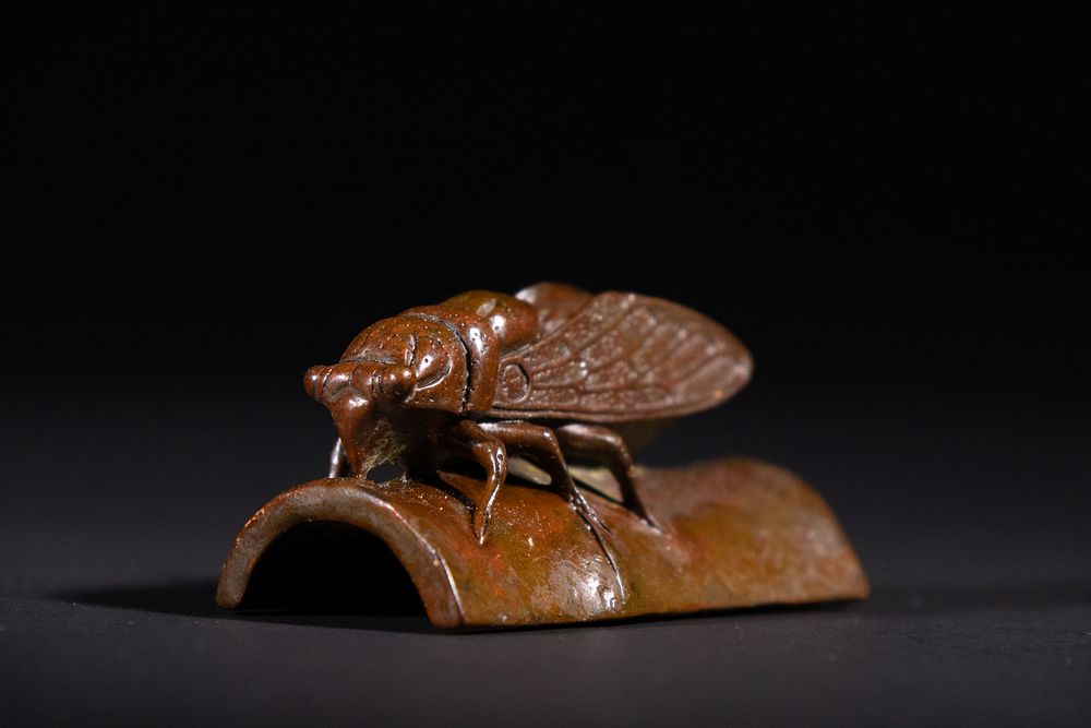 A Chinese Bronze Cicada Scroll Weight, Signed 'Bun-sai' (文斎). A Chinese bronze cicada scroll 