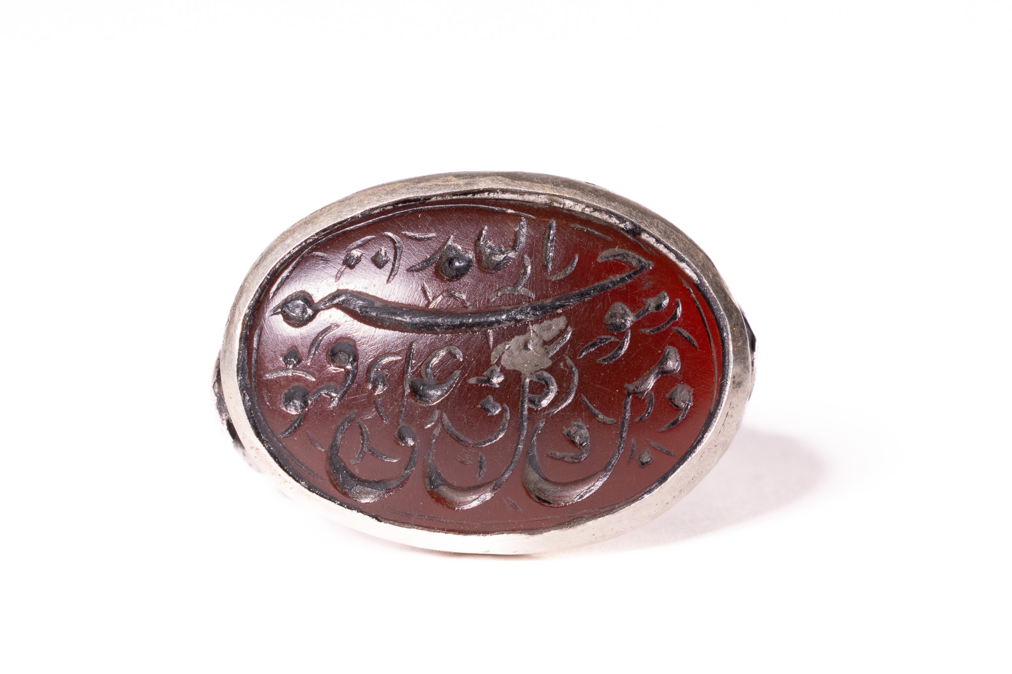 AN ISLAMIC SILVER AND AGATE INSCRIBED RING.