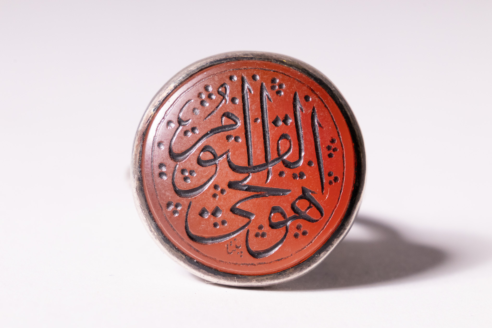 AN ISLAMIC SILVER AND CARNELIAN SEAL RING.