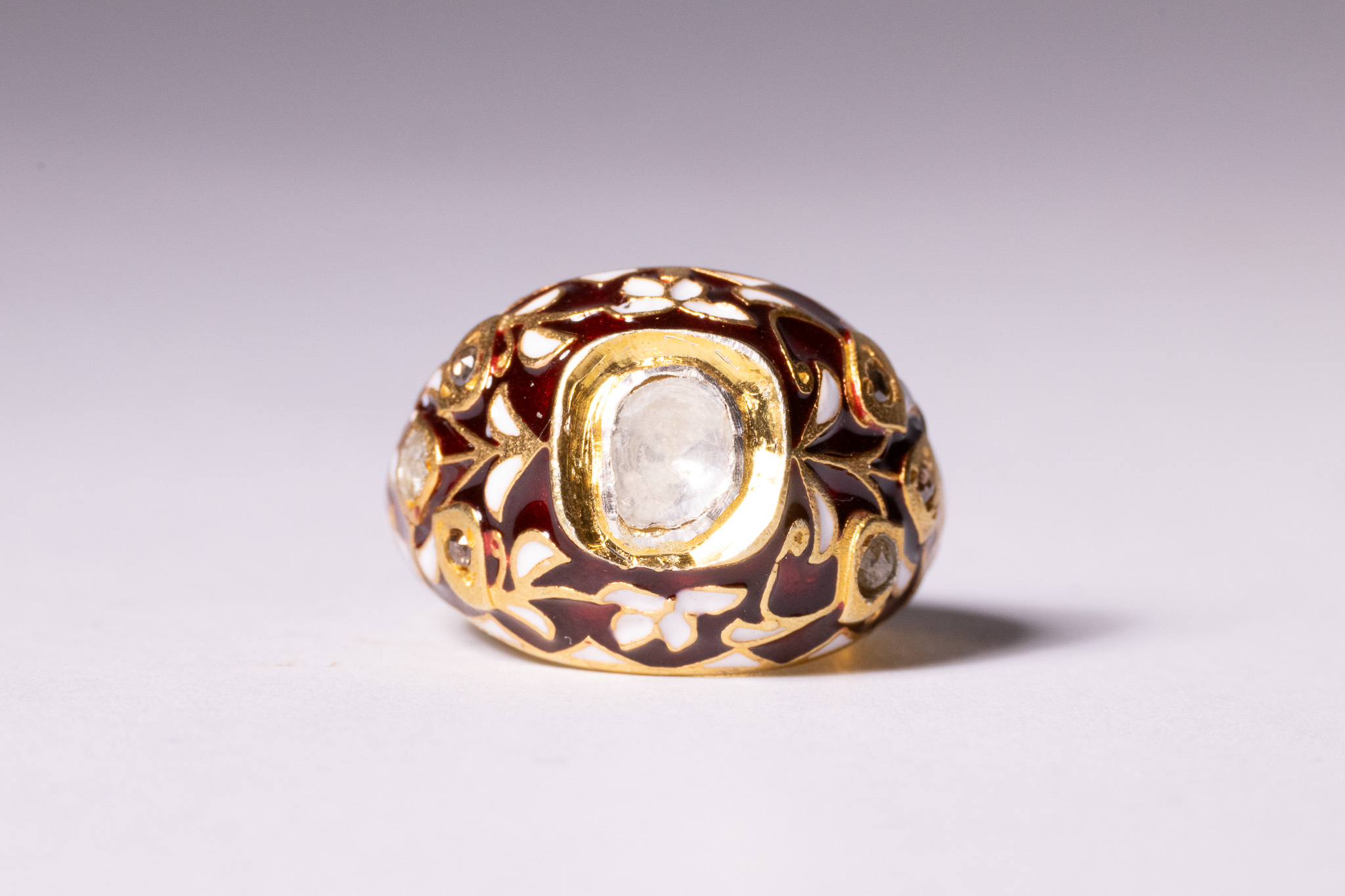 AN INDIAN POLKI DIAMOND AND ENAMEL RING.