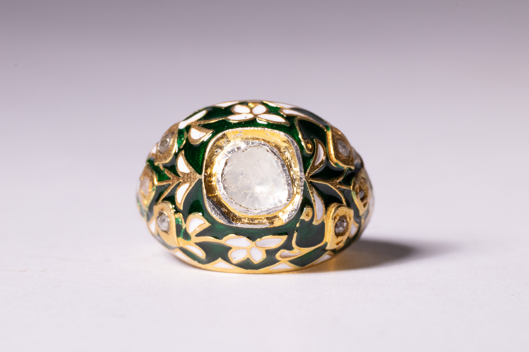 AN INDIAN POLKI DIAMOND AND ENAMEL RING.