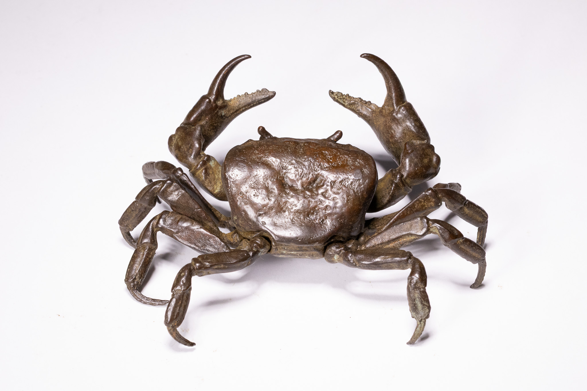 A JAPANESE BRONZE ARTICULATED OKIMONO FIGURINE OF A CRAB.