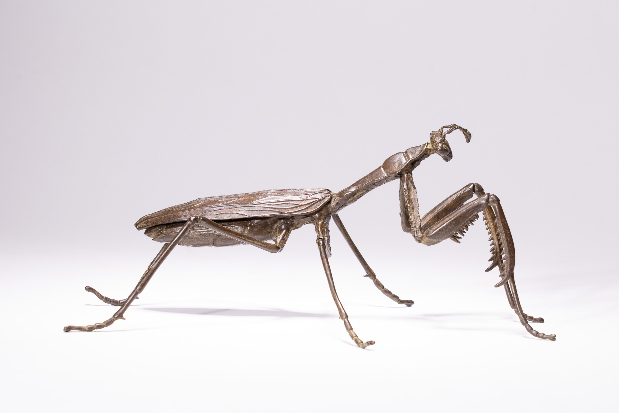 A LARGE JAPANESE BRONZE ARTICULATED JIZAI OKIMONO OF A PRAYING MANTIS.