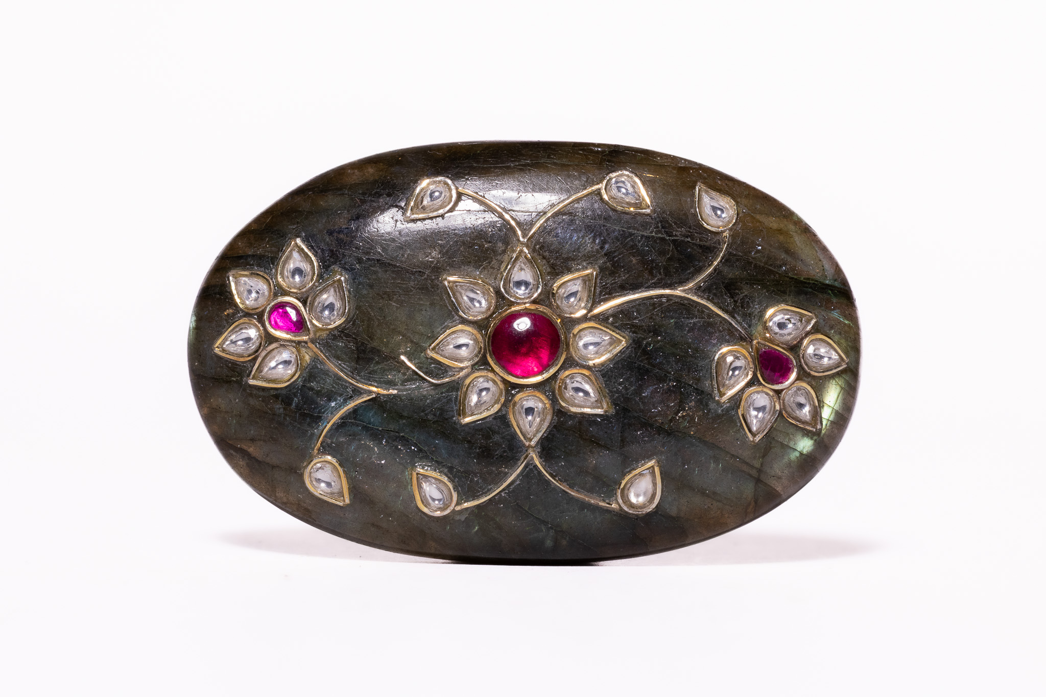 AN INDIAN MUGHAL STYLE OVAL OPAL PLAQUE WITH KUNDAN GEMSTONE INLAY.