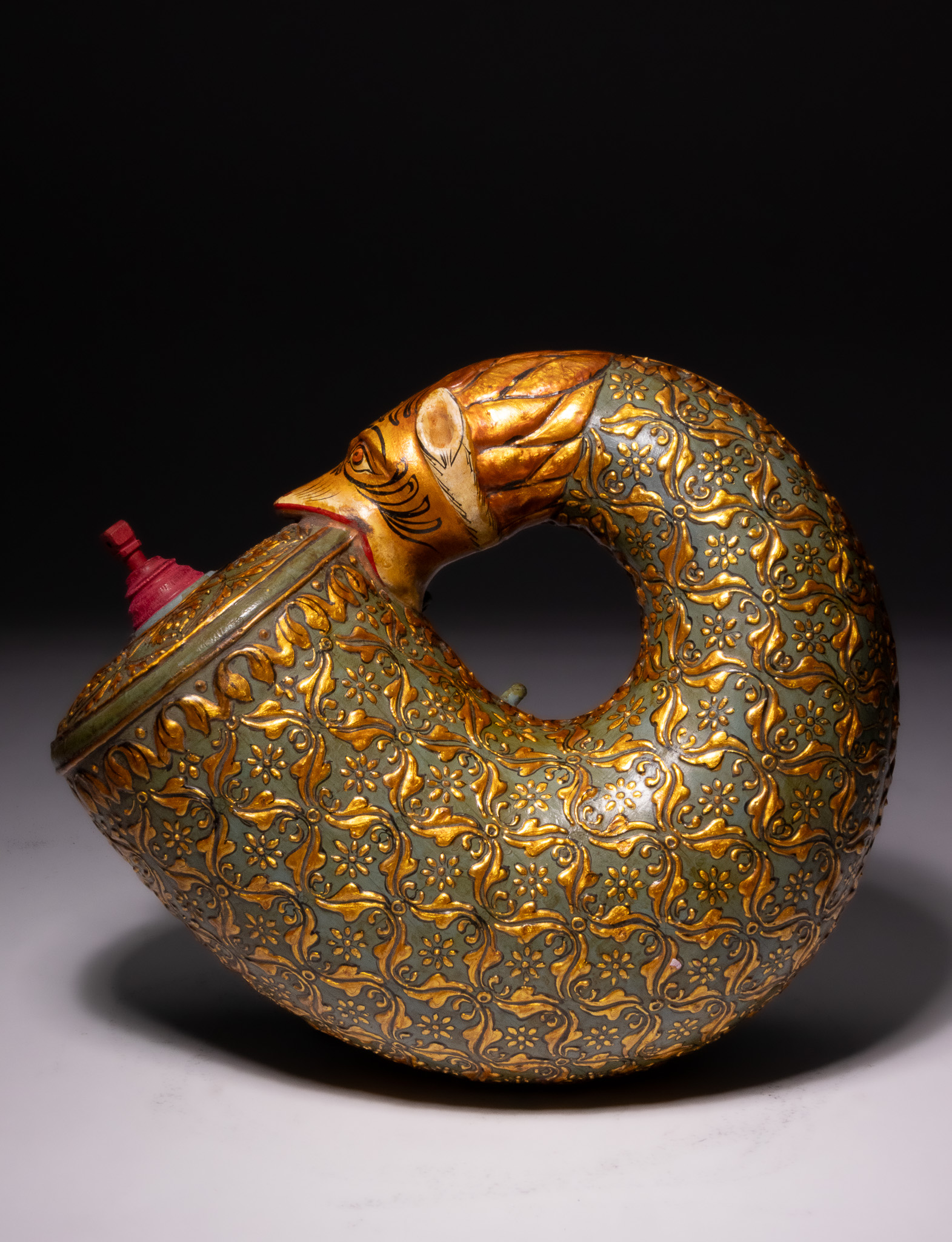 AN INDIAN LACQUERED AND GILDED POWDER FLASK IN THE MYSORE STYLE, 19TH CENTURY OR LATER.