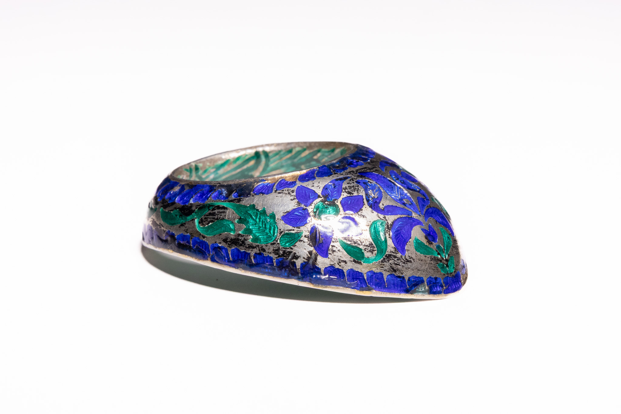 AN INDIAN SILVER AND ENAMEL ARCHER'S RING, 19TH CENTURY.