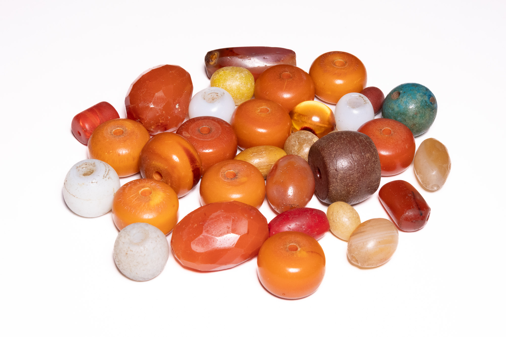 A COLLECTION OF ASSORTED AMBER-HUED, AGATE AND STONE BEADS
