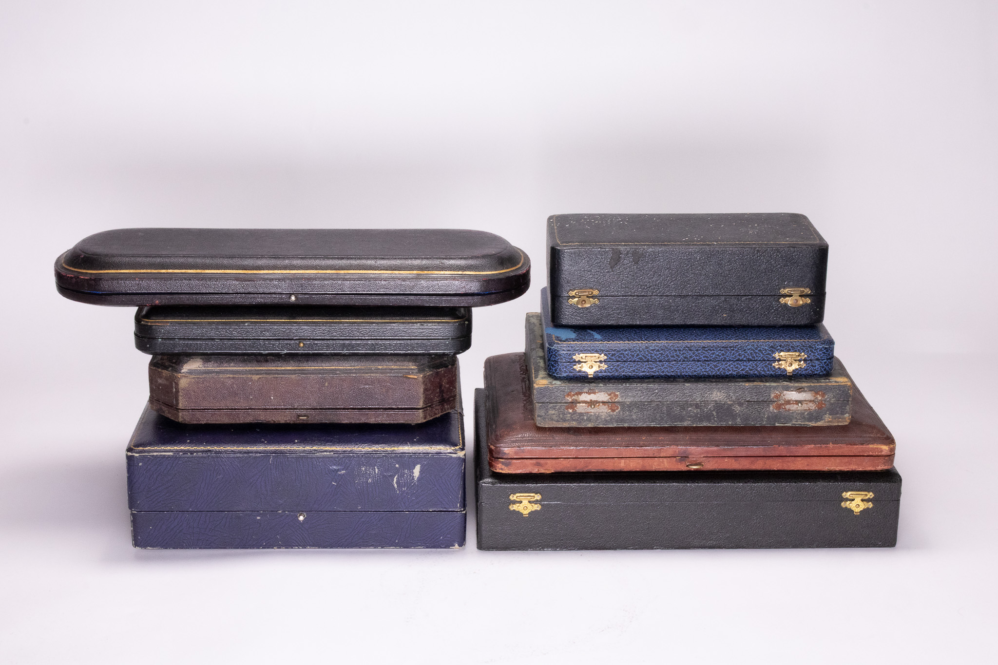 AN ASSORTMENT OF ANTIQUE AND VINTAGE JEWELLERY AND PRESENTATION CASES.