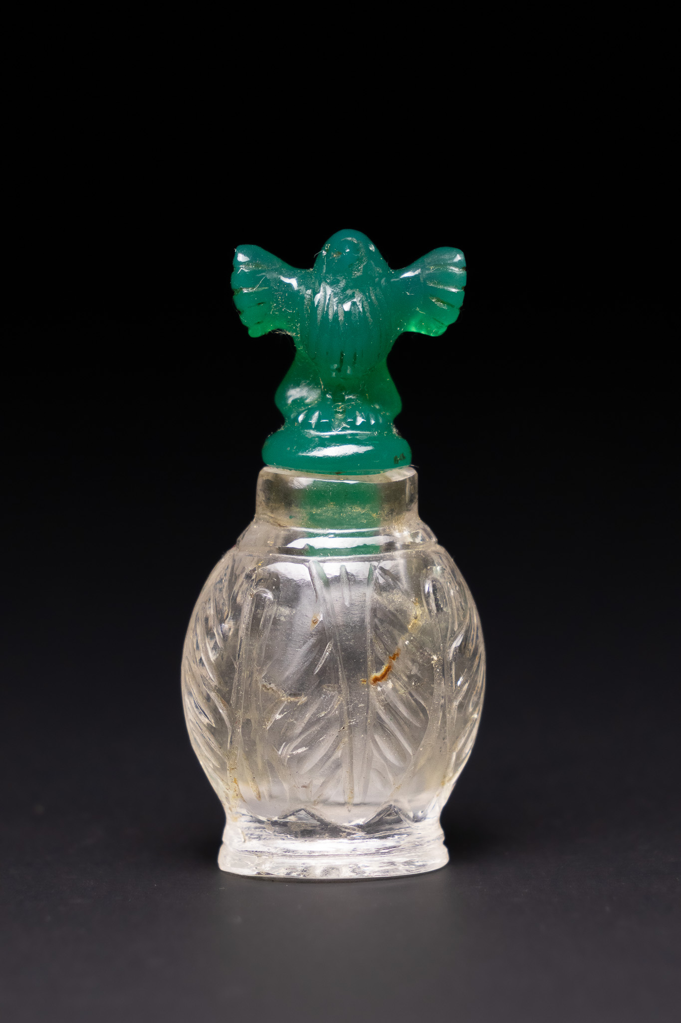 A MUGHAL ROCK CRYSTAL PERFUME BOTTLE WITH AGATE BIRD STOPPER, 19TH CENTURY OR LATER.