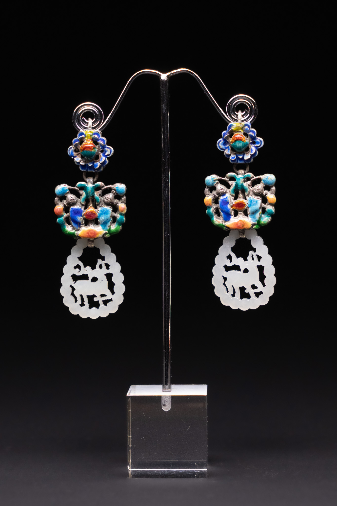 A PAIR OF CHINESE EXPORT SILVER ENAMEL AND CARVED WHITE JADE DROP EARRINGS.