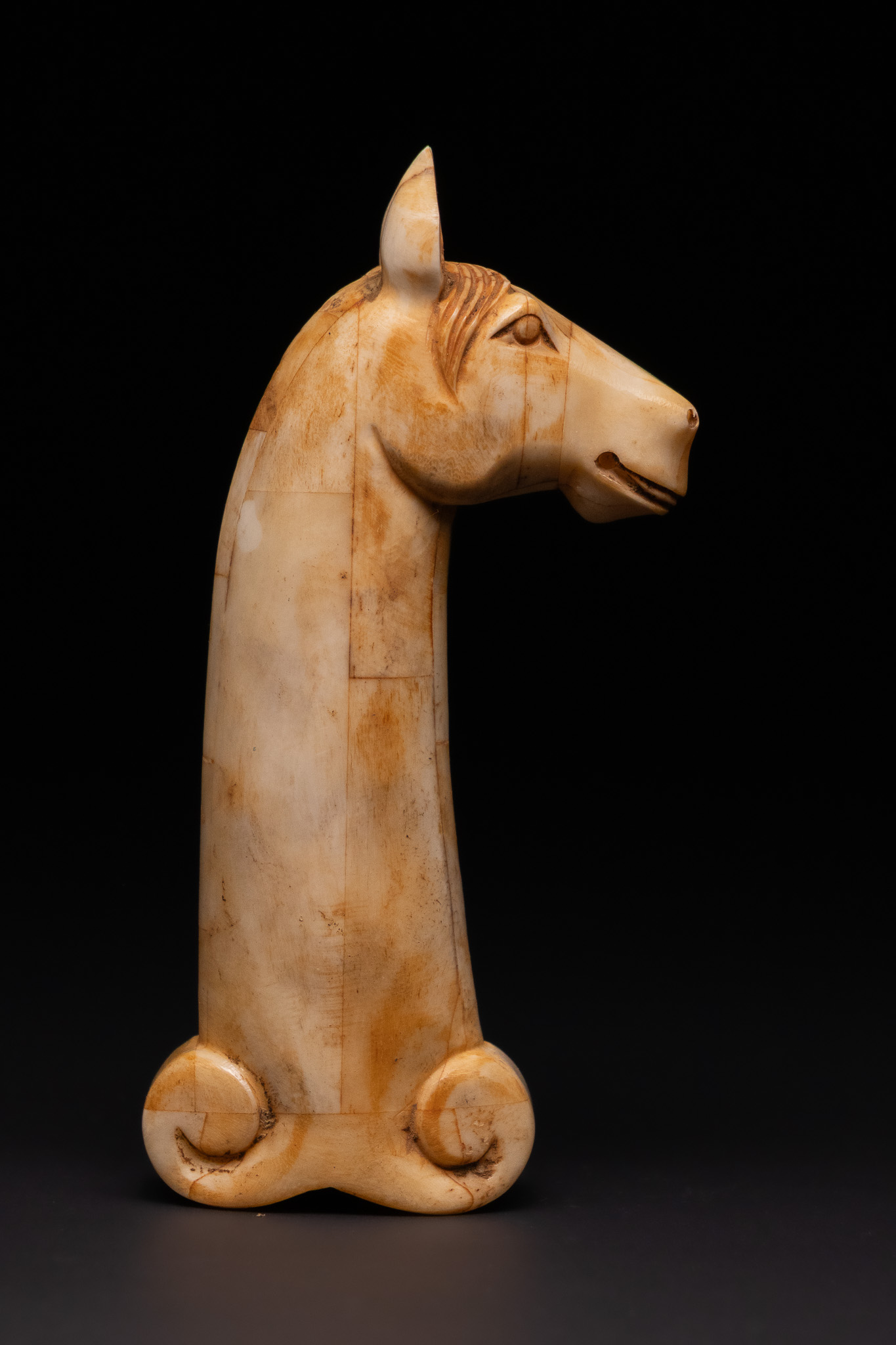 AN INDIAN MUGHAL BONE HORSE-HEAD DAGGER HILT, 19TH CENTURY OR LATER.