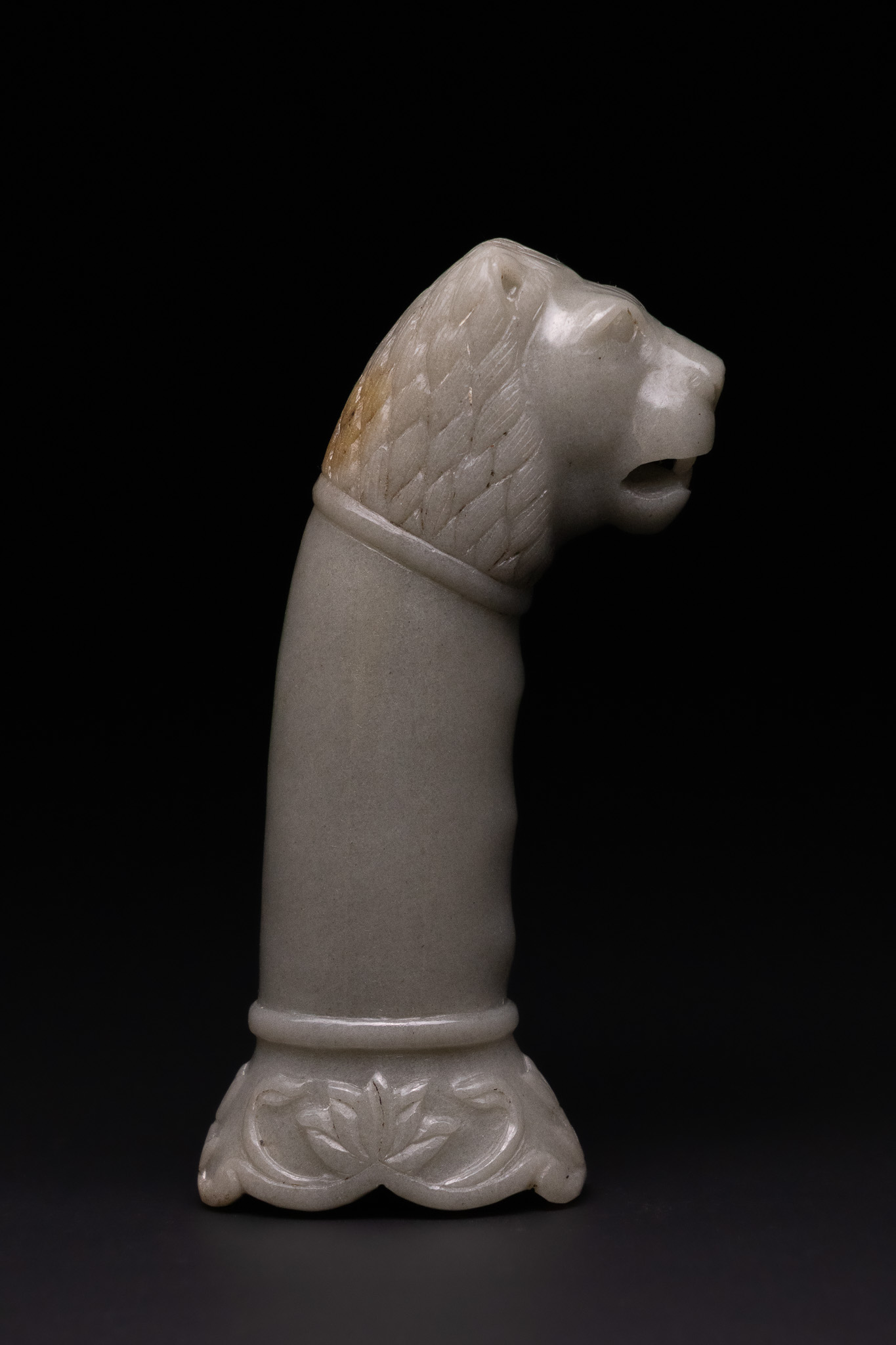 A MUGHAL JADE DAGGER HILT WITH LION-HEAD POMMEL, 19TH CENTURY OR LATER.