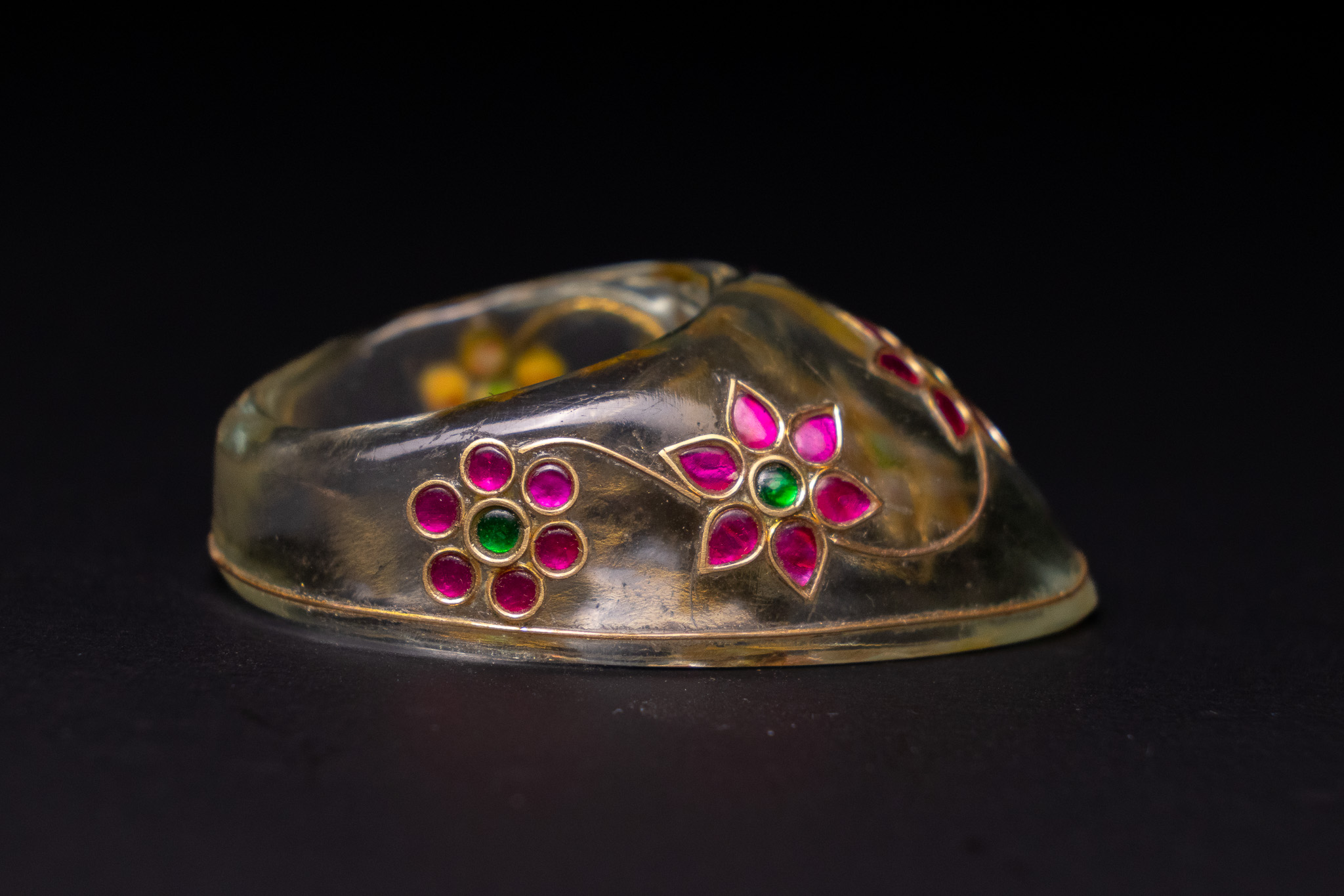 A MUGHAL CABOCHON-SET ROCK CRYSTAL OR GLASS ARCHER'S THUMB RING (ZIHGIR).