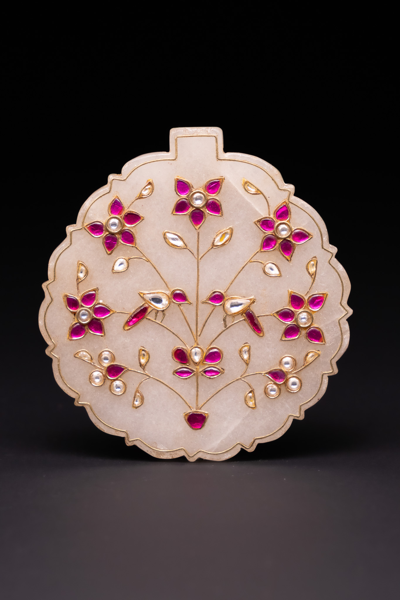 AN INDIAN MUGHAL-STYLE KUNDAN-INLAID WHITE JADE PLAQUE.