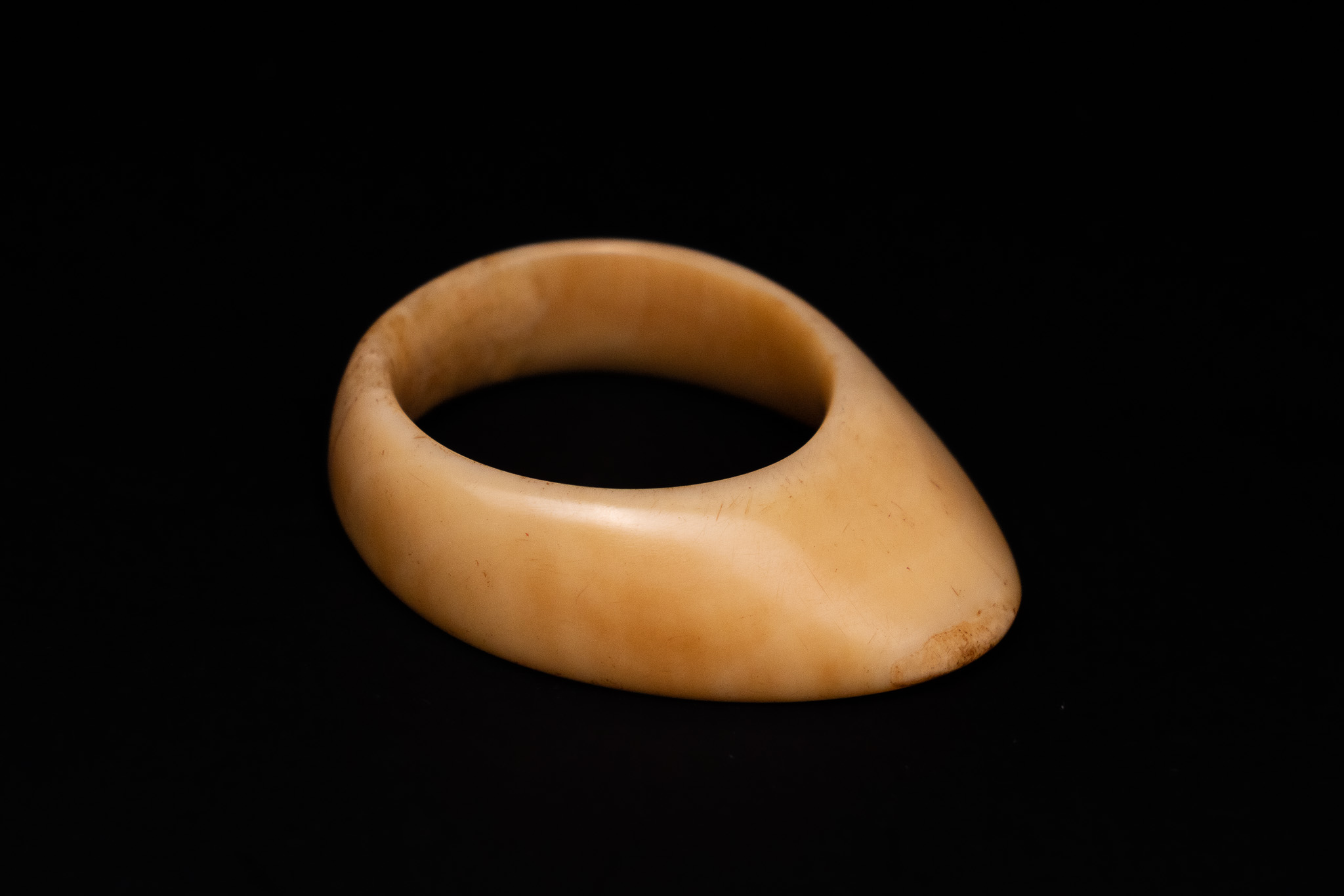 A MUGHAL SWORDFISH BILL ARCHER'S THUMB RING, 18TH CENTURY.