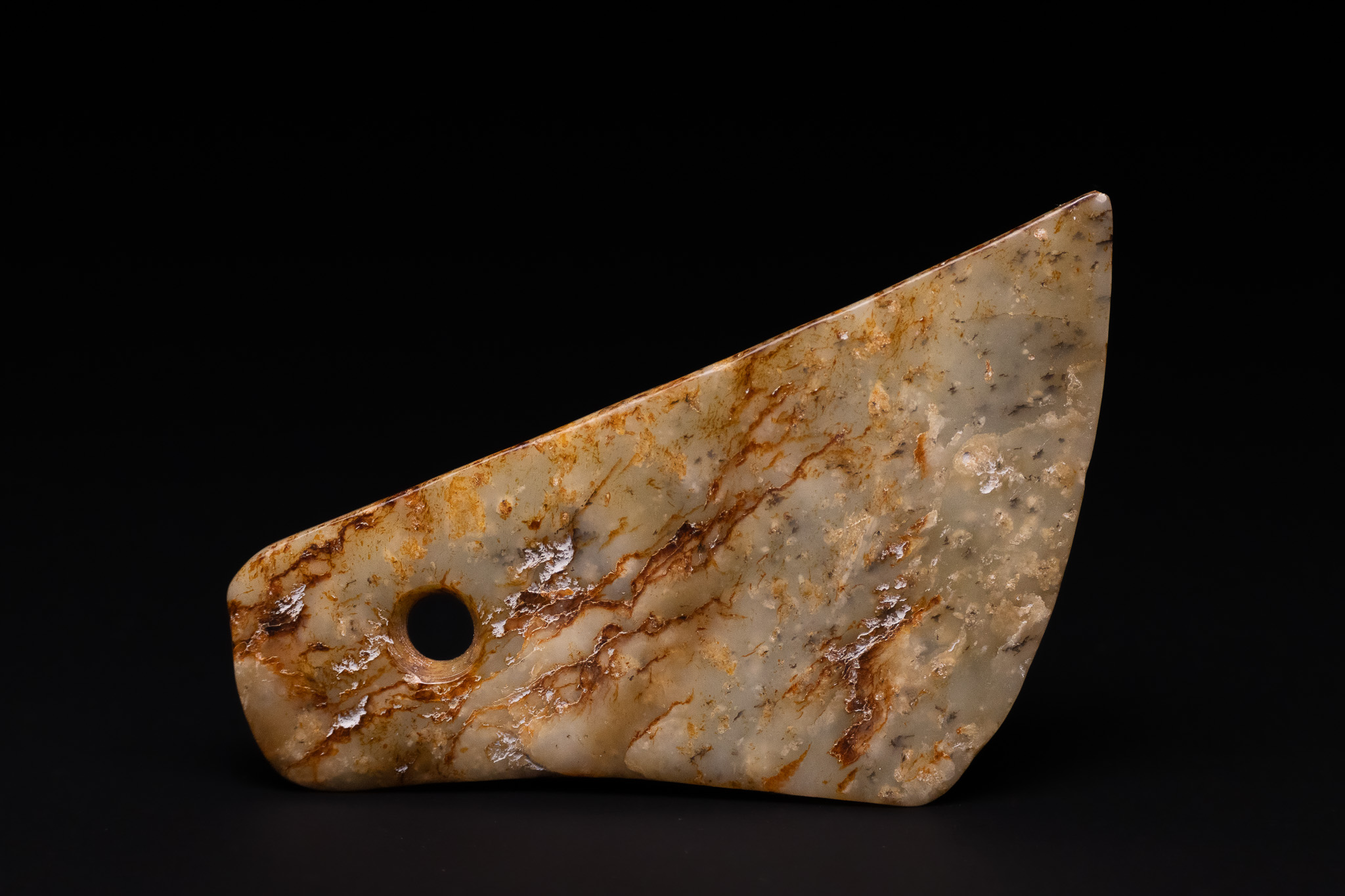A CHINESE NEOLITHIC STYLE JADE RITUAL AXE-FORM PENDANT.