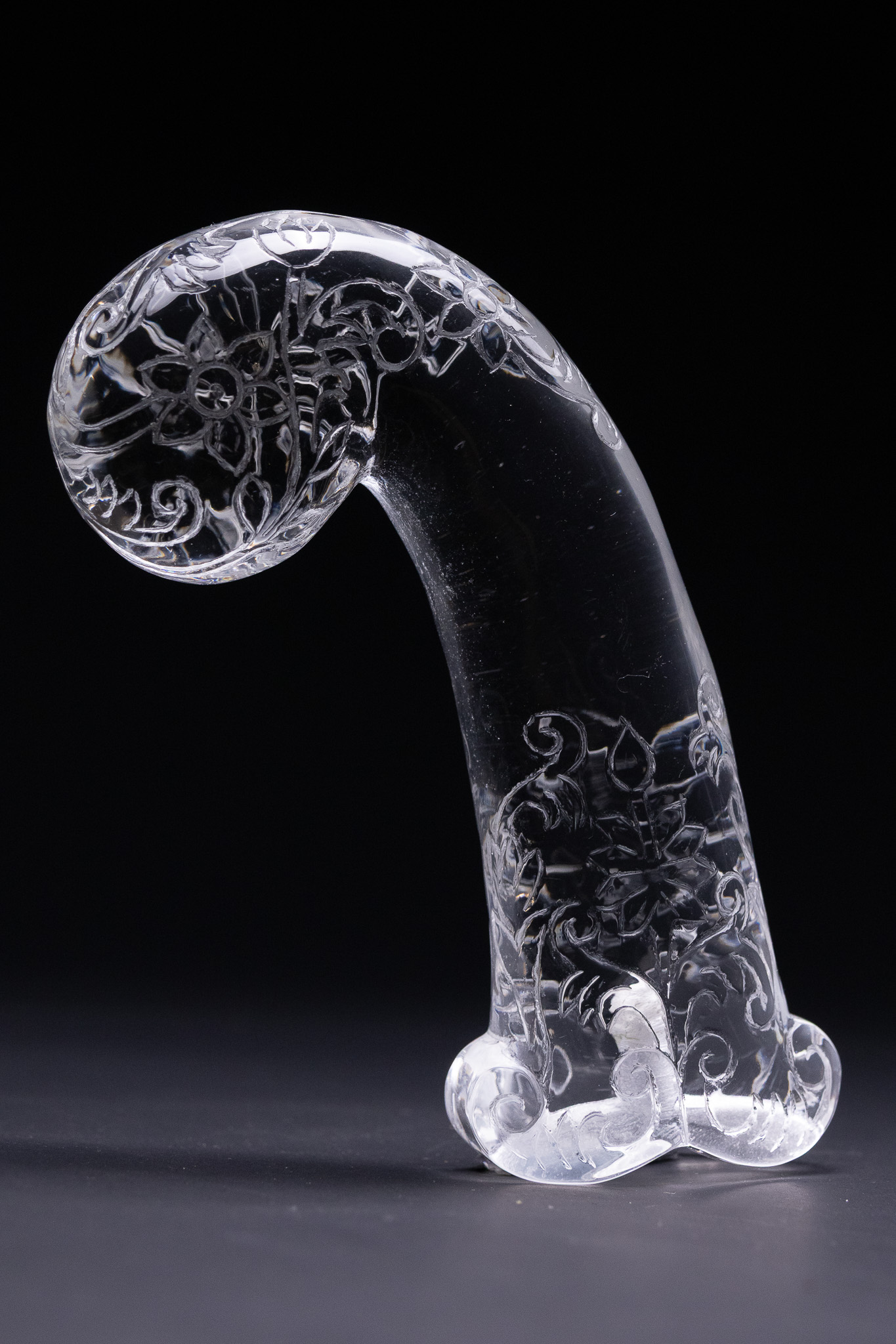 A MUGHAL STYLE ROCK CRYSTAL OR GLASS KHANJAR HILT.