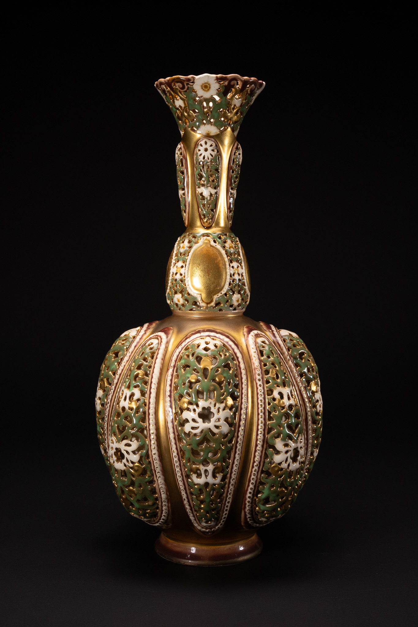 A ZSOLNAY PÉCS RETICULATED EOSIN GLAZED PORCELAIN VASE, LATE 19TH-EARLY 20TH CENTURY.
