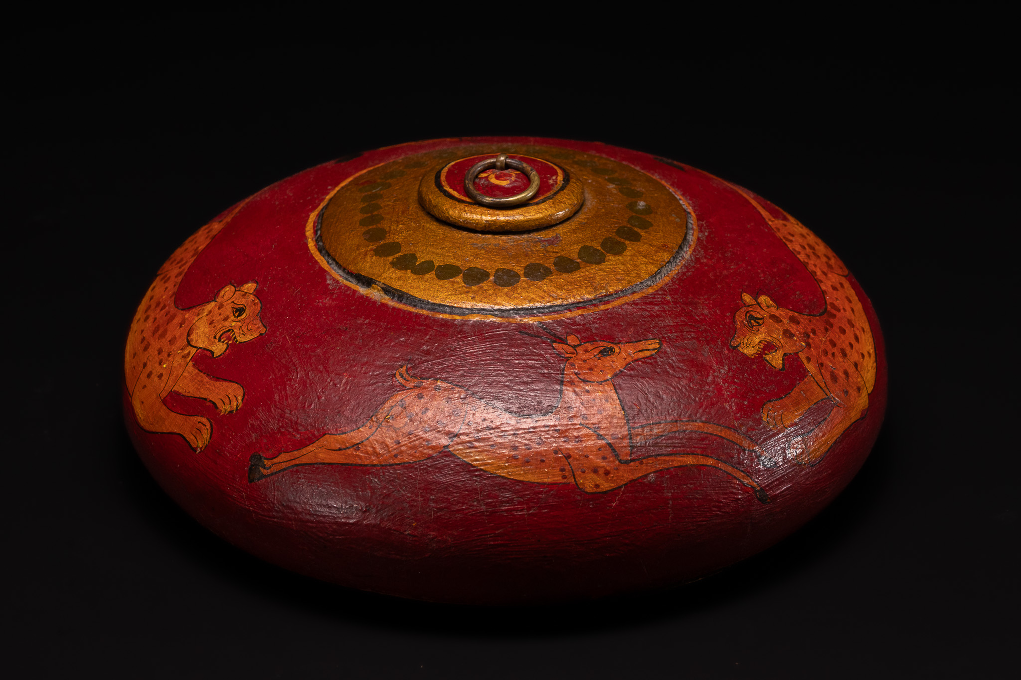 AN INDIAN LACQUERED AND HAND PAINTED WOODEN LIDDED BOX FEATURING HUNTING MOTIFS.