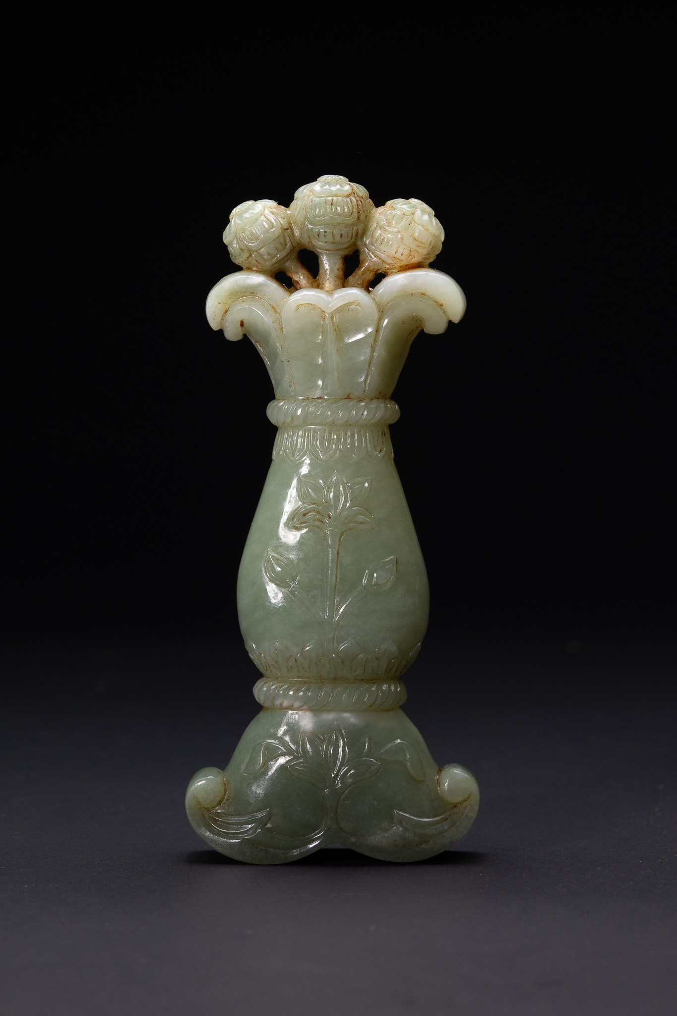 A MUGHAL CARVED PALE CELADON JADE HILT, 19TH CENTURY.
