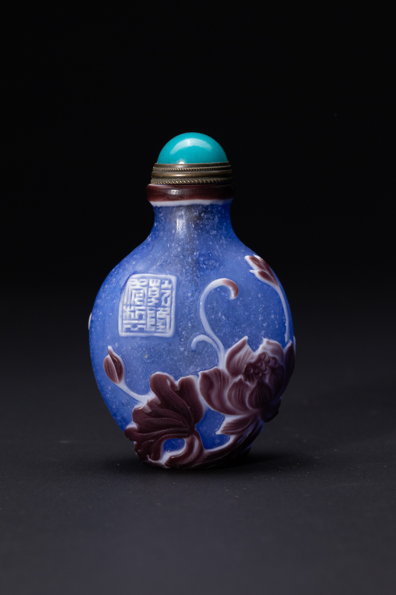 A CHINESE PEKING GLASS OVERLAY LOTUS SNUFF BOTTLE.