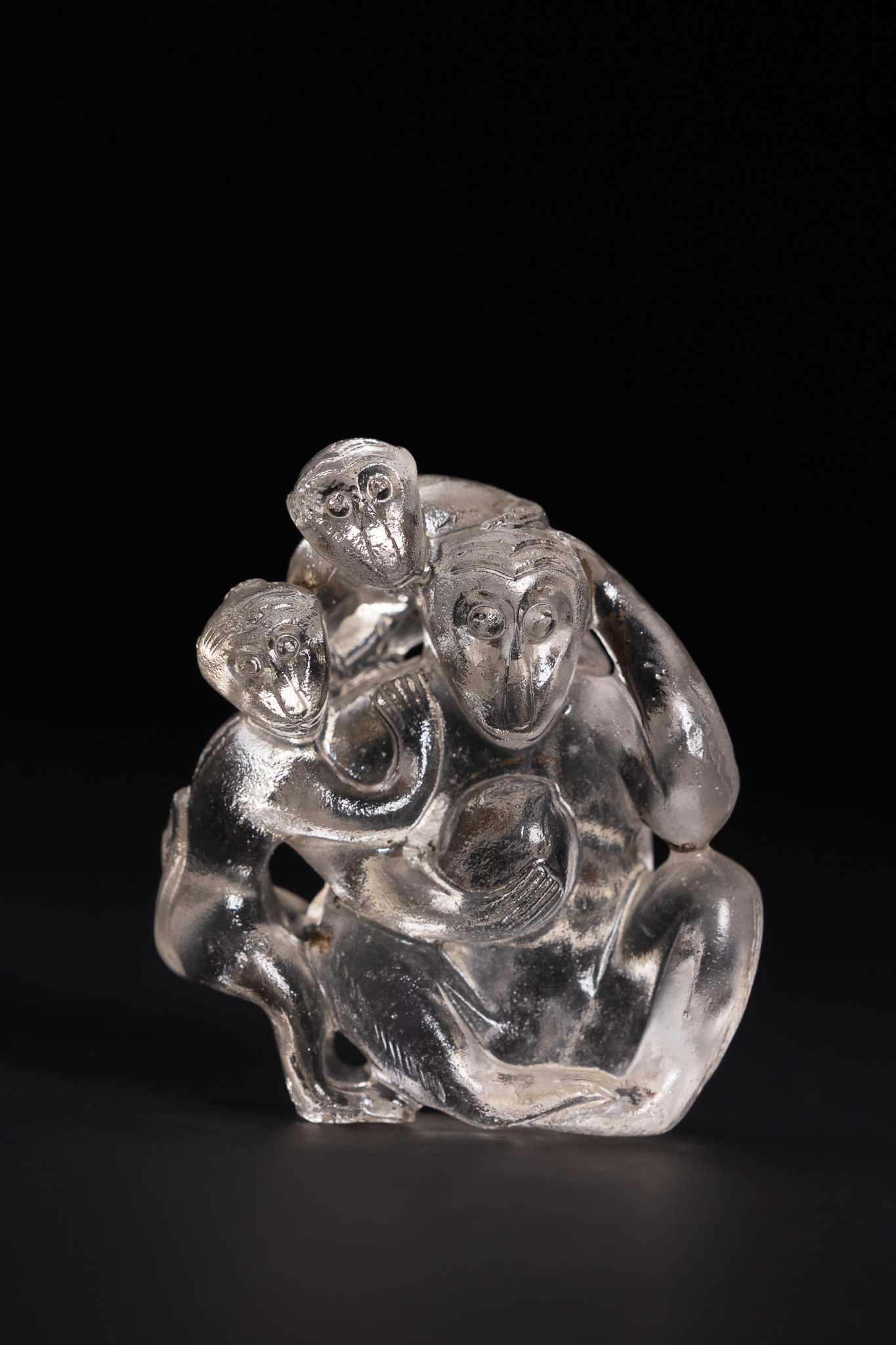 A CHINESE CARVED ROCK CRYSTAL OR GLASS GROUP OF THREE MONKEYS.