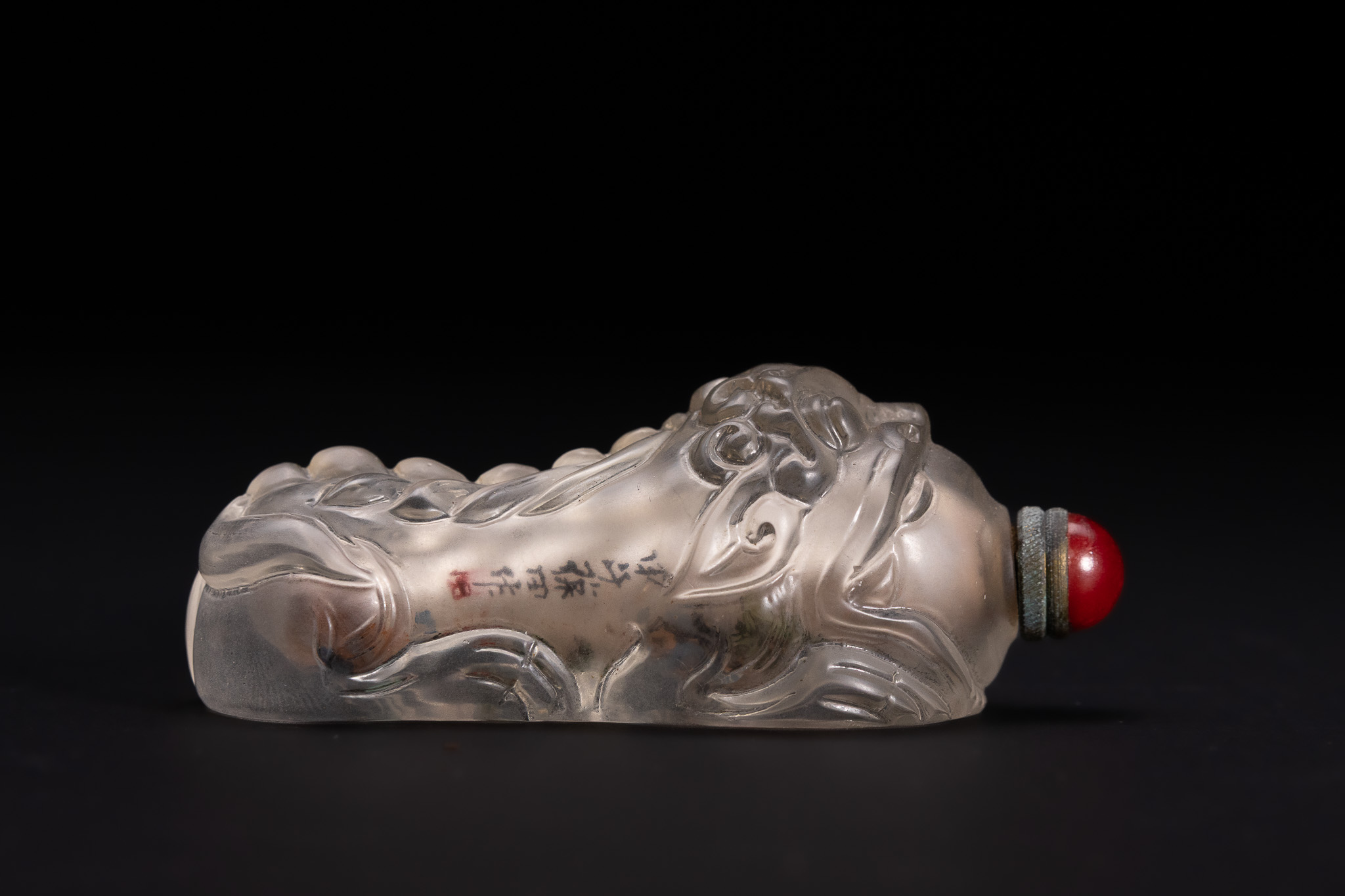 A CHINESE CARVED GLASS INSIDE-PAINTED SNUFF BOTTLE, SIGNED YE ZHONGSAN ZUO.