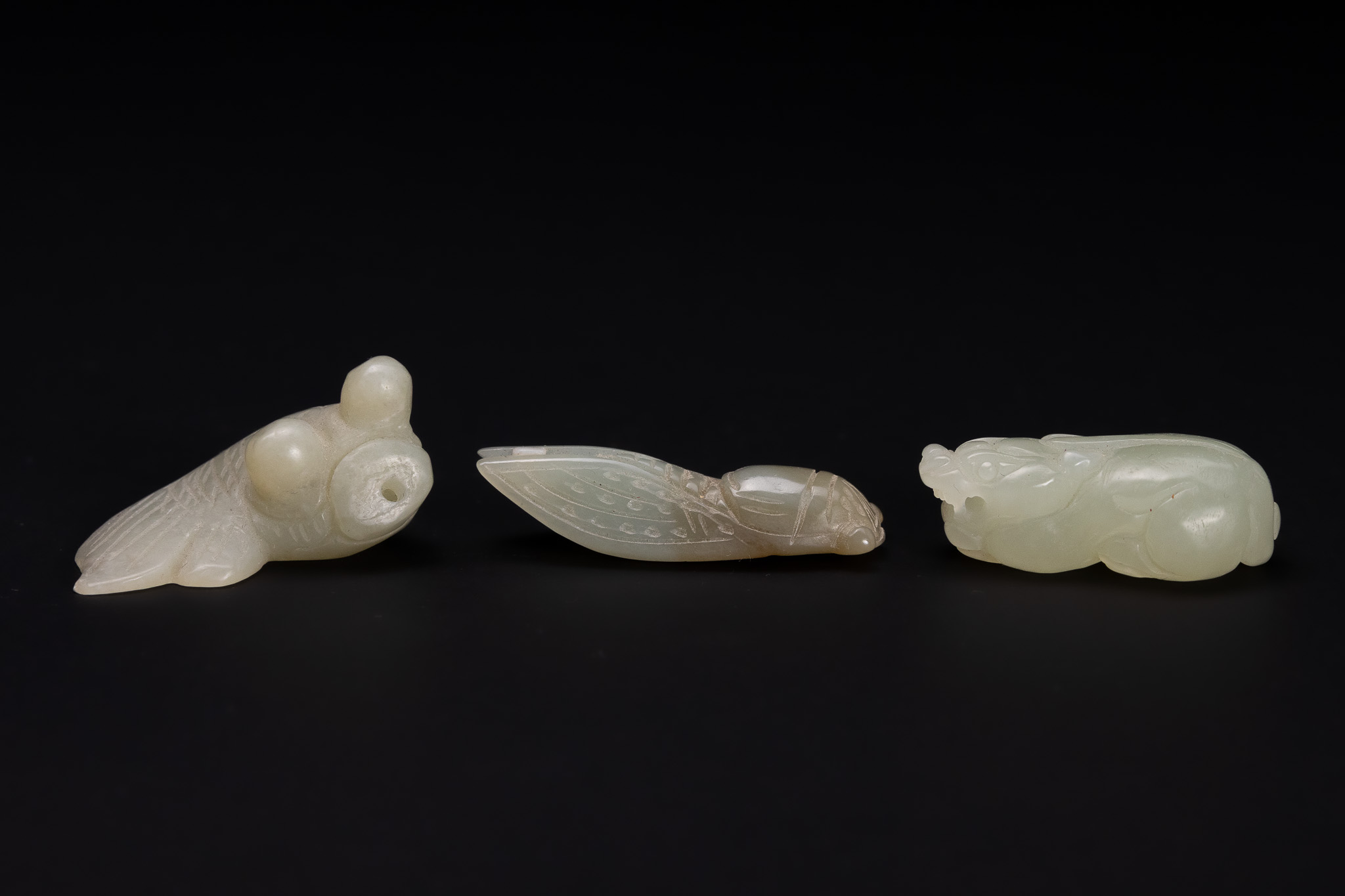 A TRIO OF CHINESE CARVED JADE ANIMAL CARVINGS.