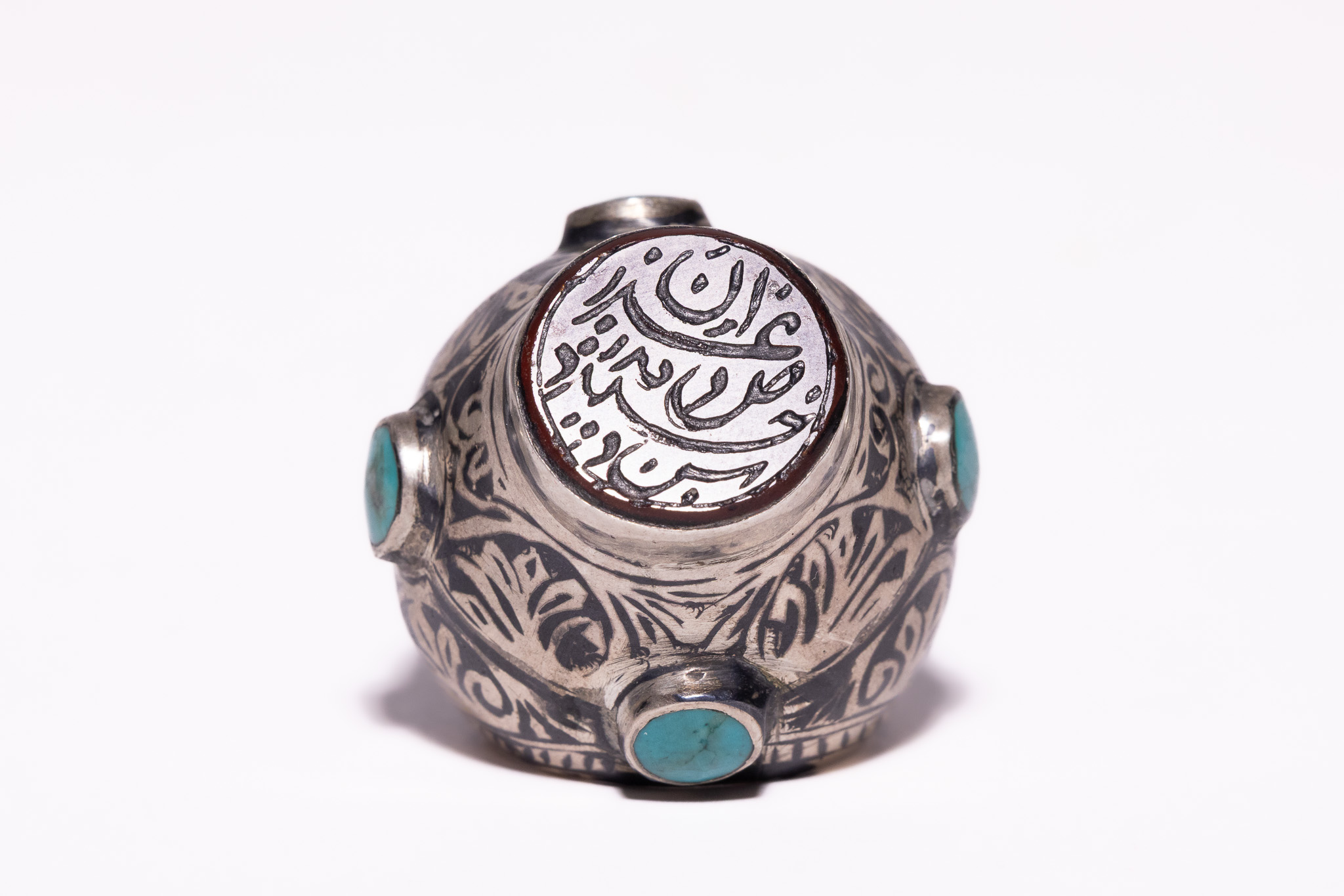 A PERSIAN SILVER SIGNET RING SET WITH CARNELIAN INTAGLIO AND TURQUOISE CABOCHONS.