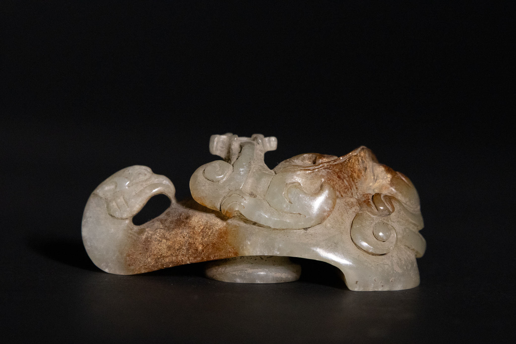 A CHINESE JADE BELT HOOK WITH DRAGON AND CHILONG MOTIFS.