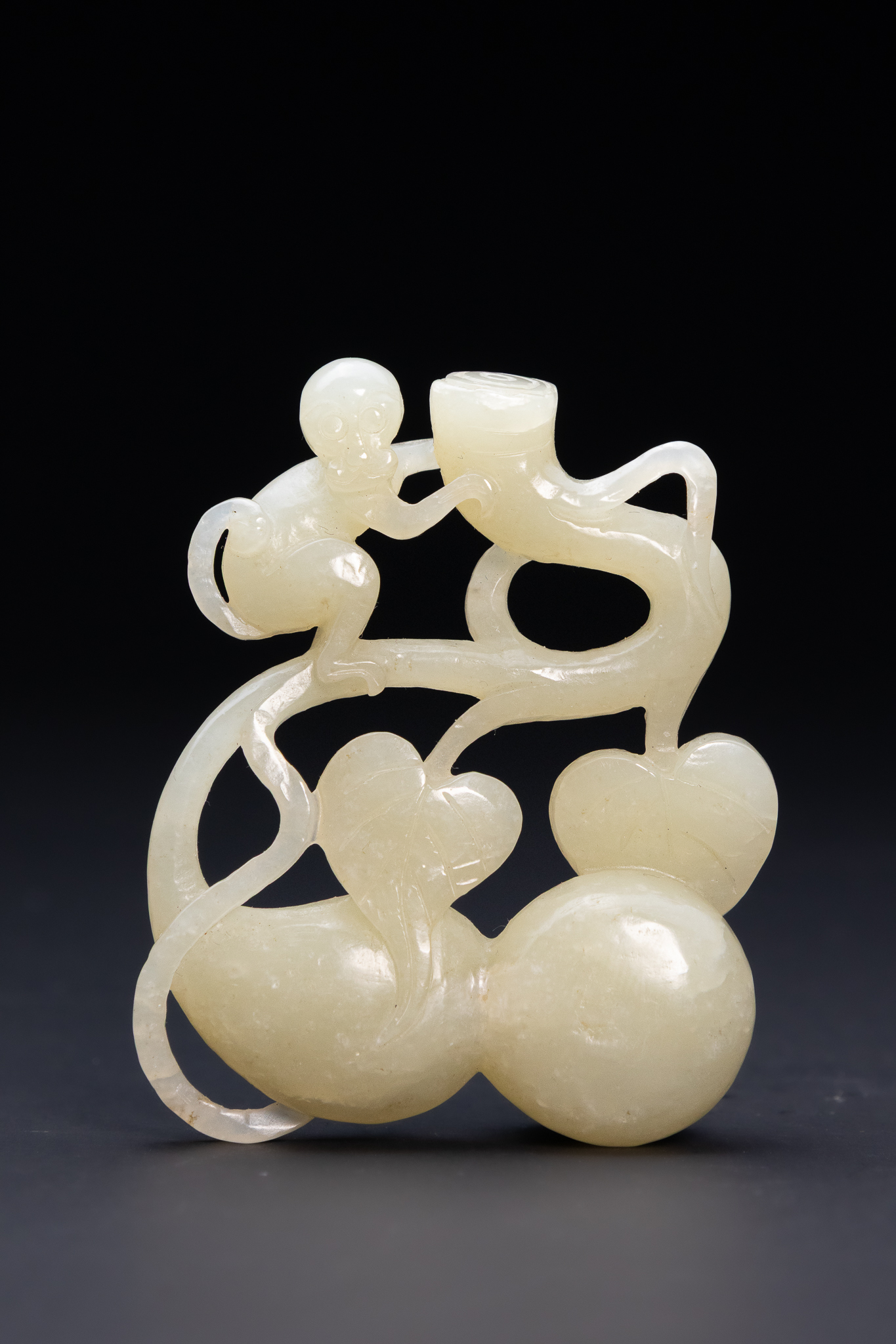 A CHINESE CARVED WHITE JADE MONKEY AND DOUBLE GOURD GROUP