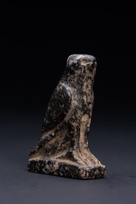 AN ANCIENT EGYPTIAN CARVED HARDSTONE FIGURINE OF THE HORUS FALCON. A carved stone zoomorphic 