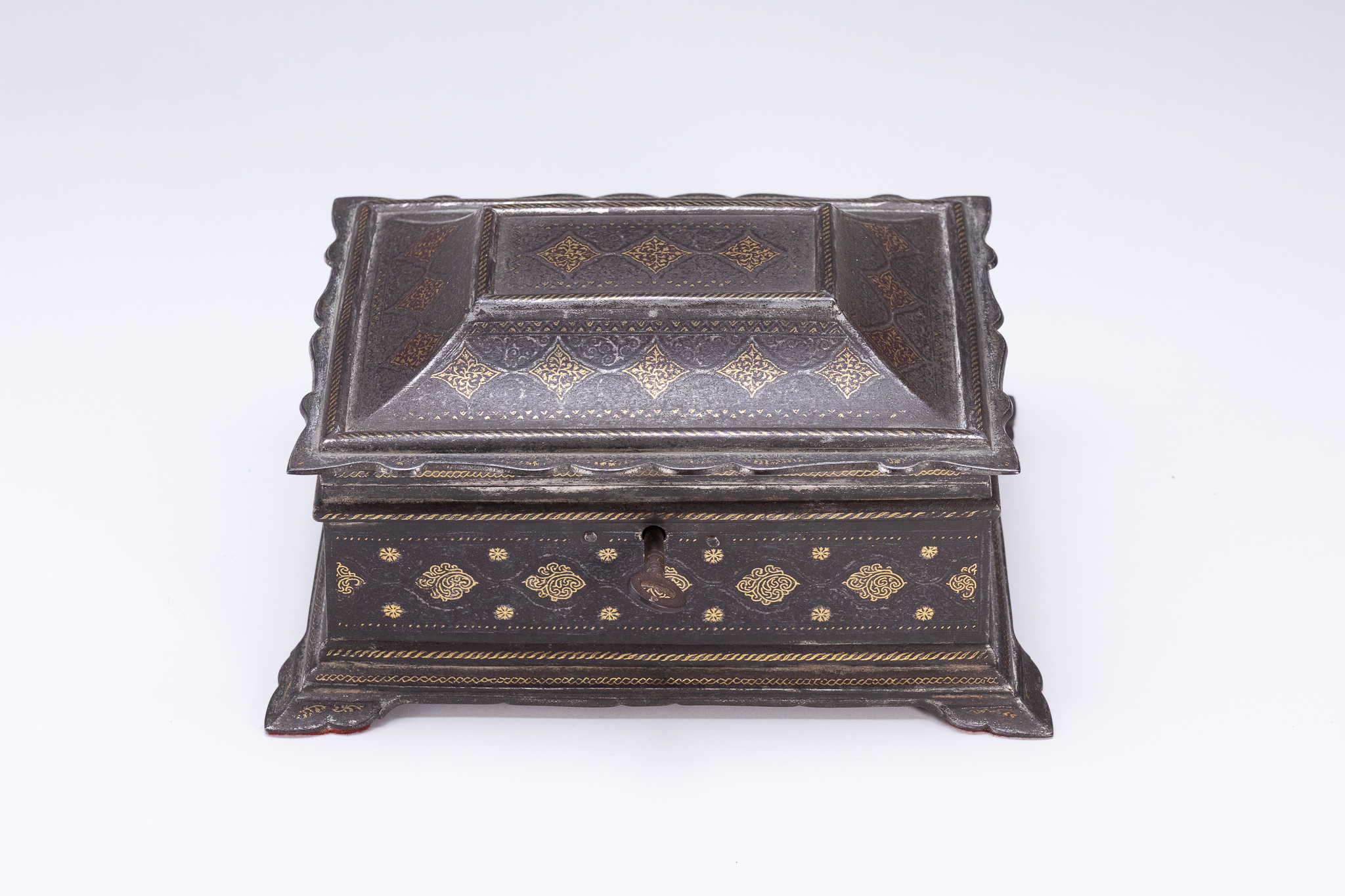 AN INDIAN GOLD-DAMASCENED KOFTGARI STEEL CASKET, 19TH CENTURY.