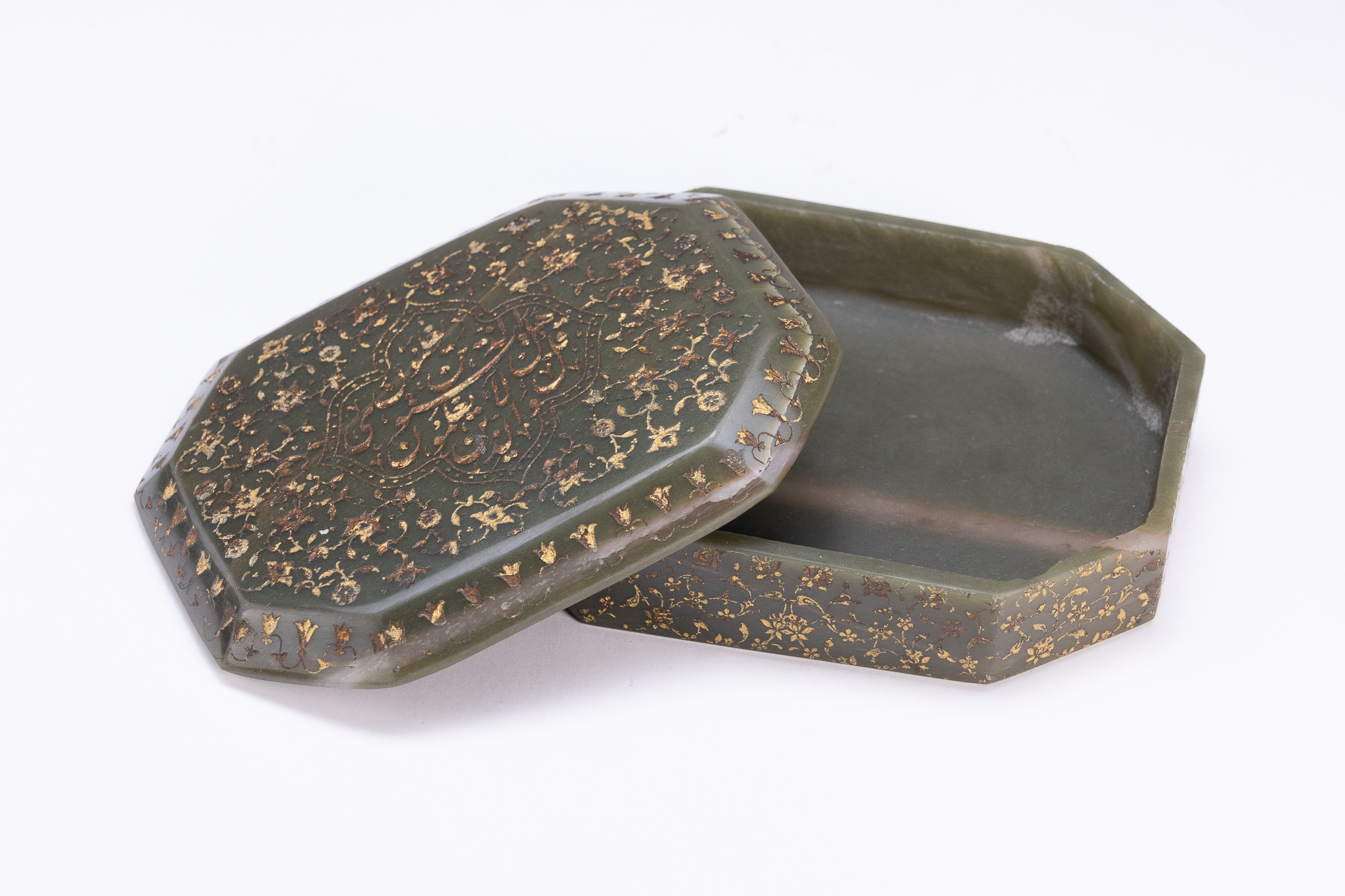 A MUGHAL STYLE OCTAGONAL NEPHRITE JADE LIDDED BOX WITH GOLD FLORAL DECORATION AND QURANIC INSCRIPTION.